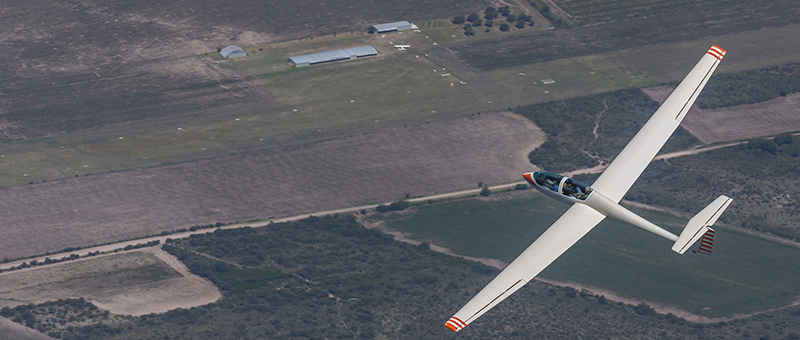 Planeadores en vuelo sobre las sierras