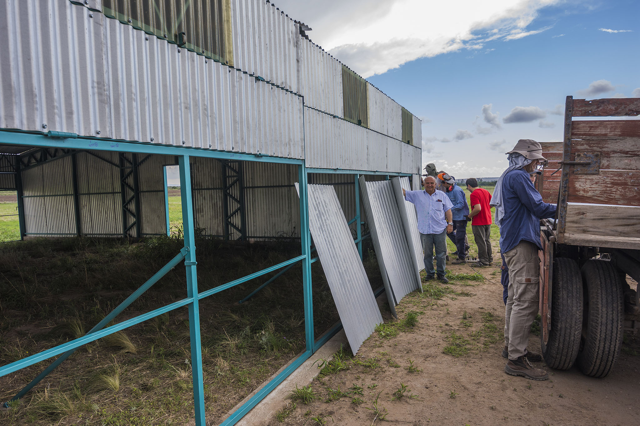 Trabajos de cierre de puertas del hangar