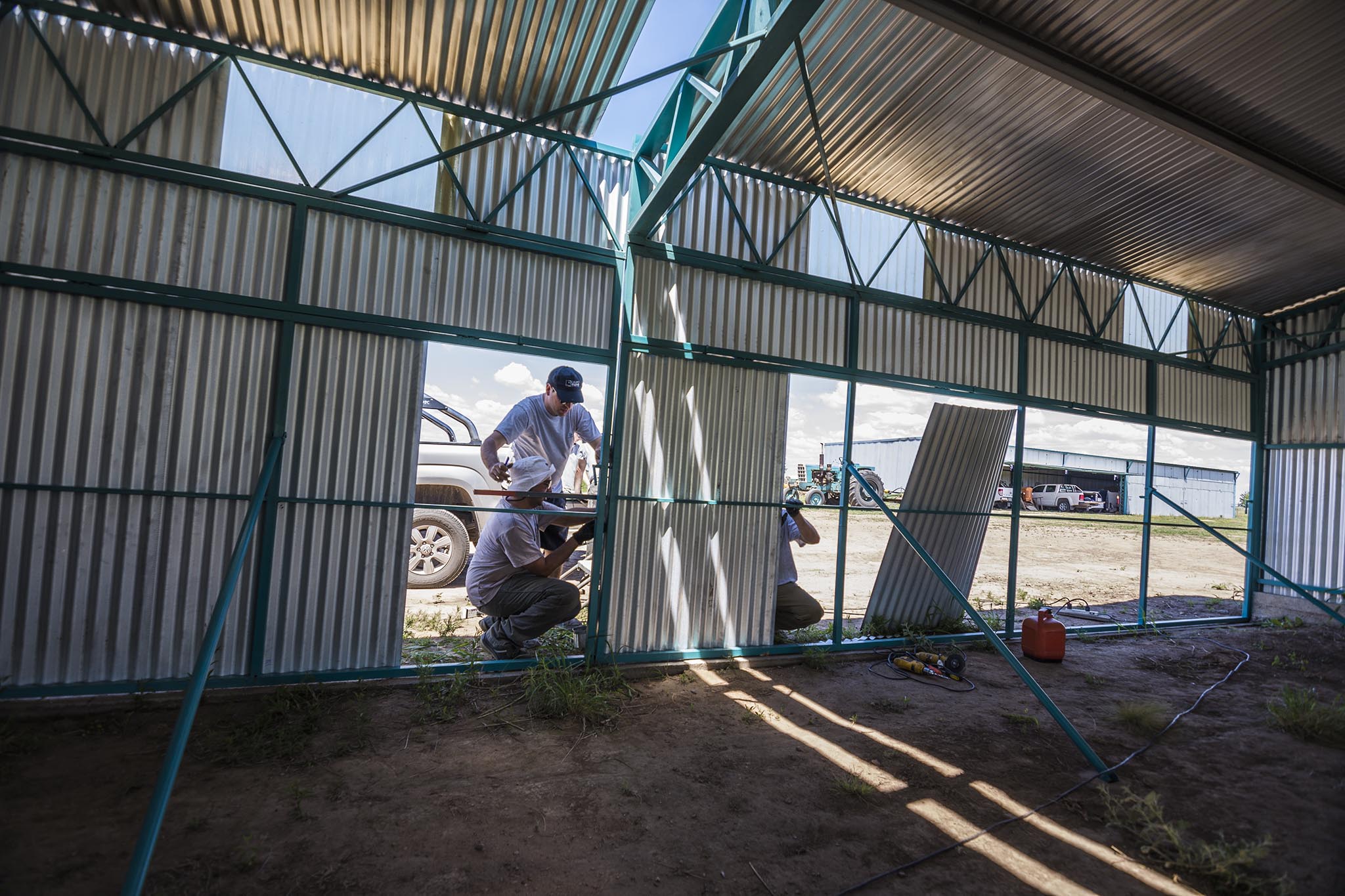 Trabajos de cierre de puertas del hangar