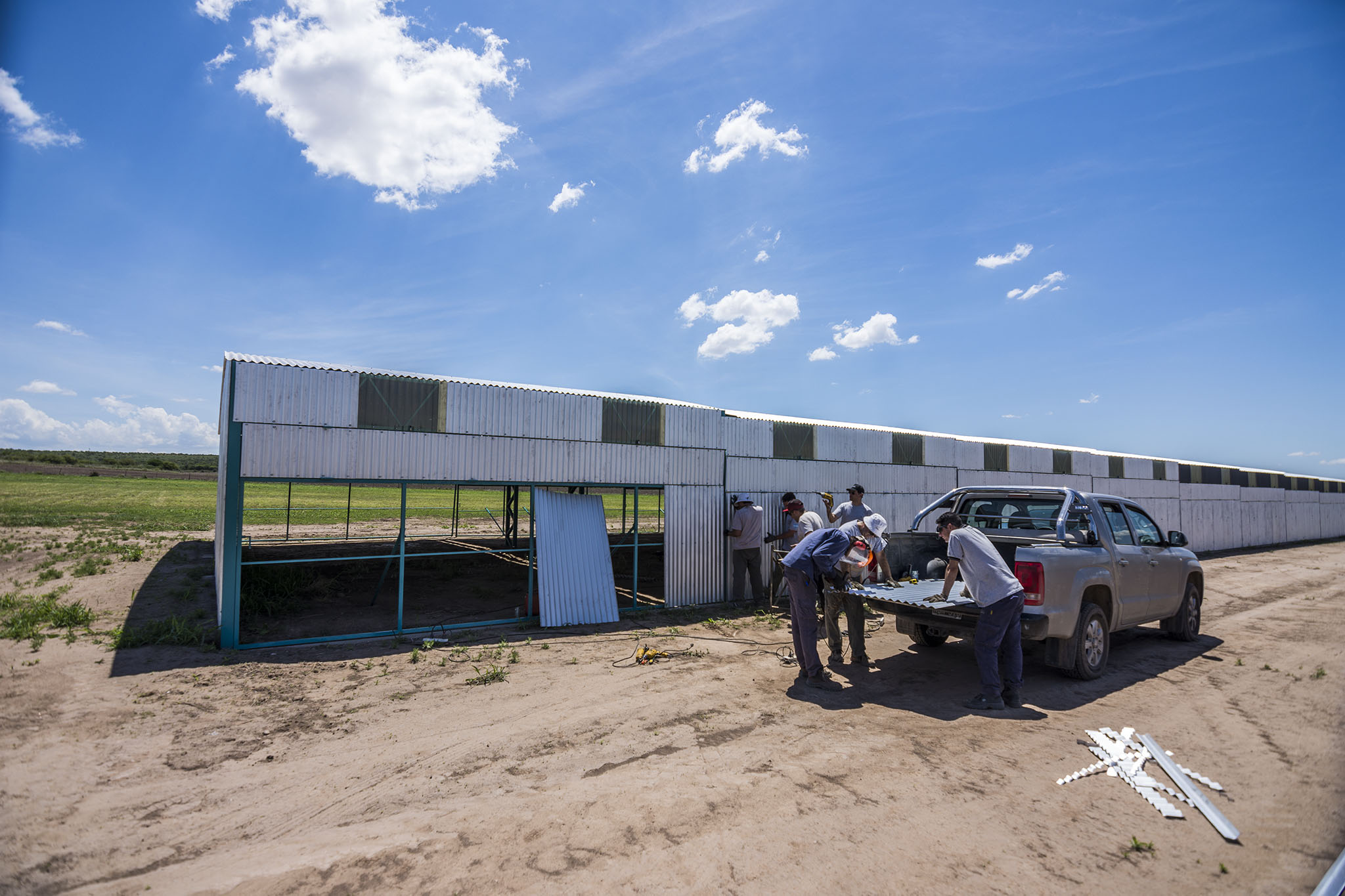 Trabajos de cierre de puertas del hangar