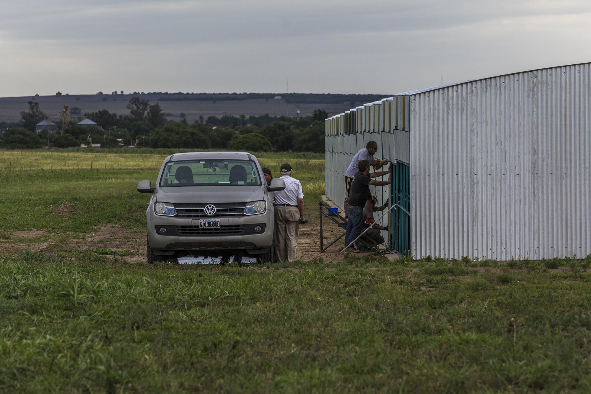 Trabajos de cierre de puertas del hangar