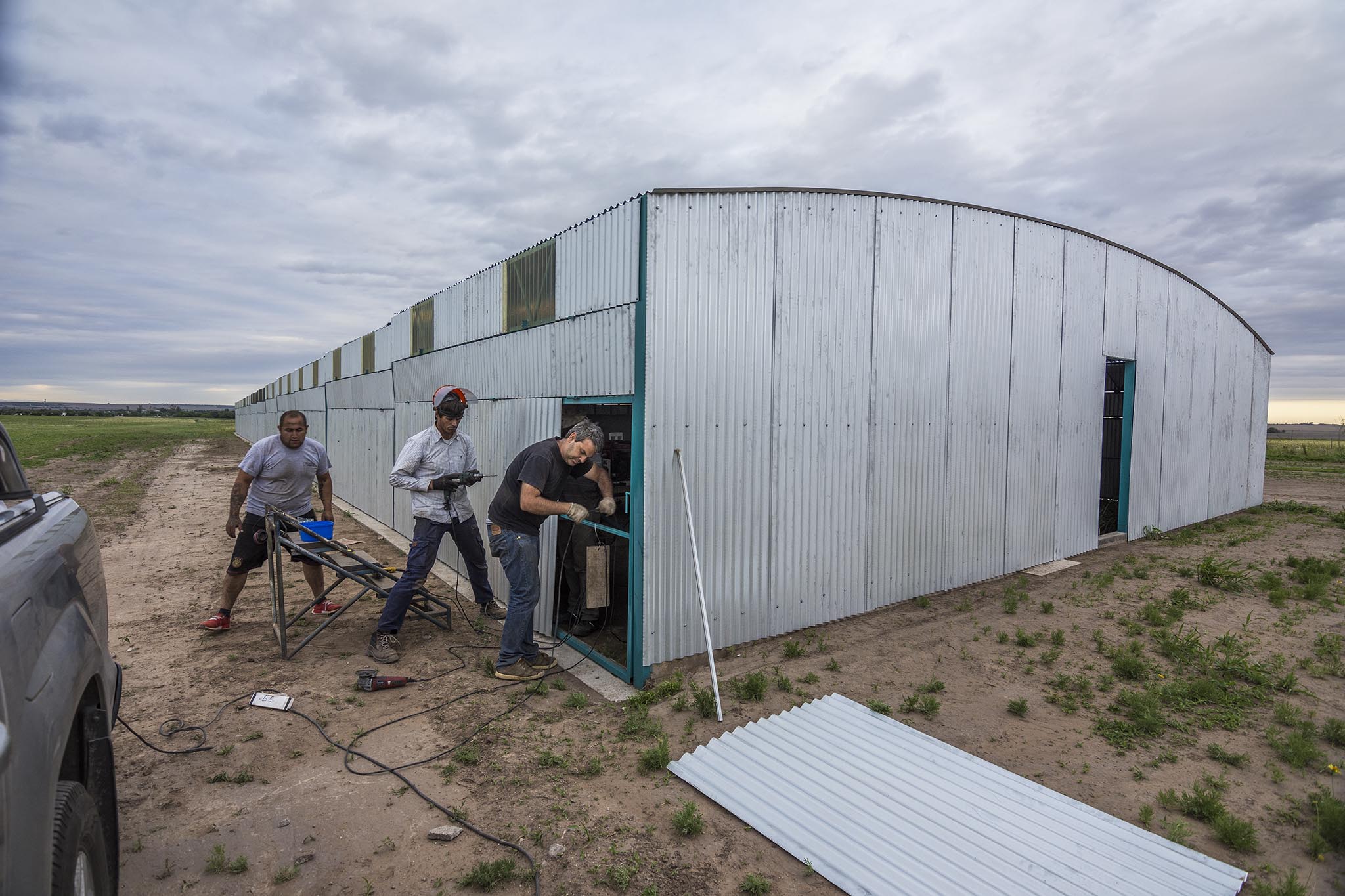 Trabajos de cierre de puertas del hangar