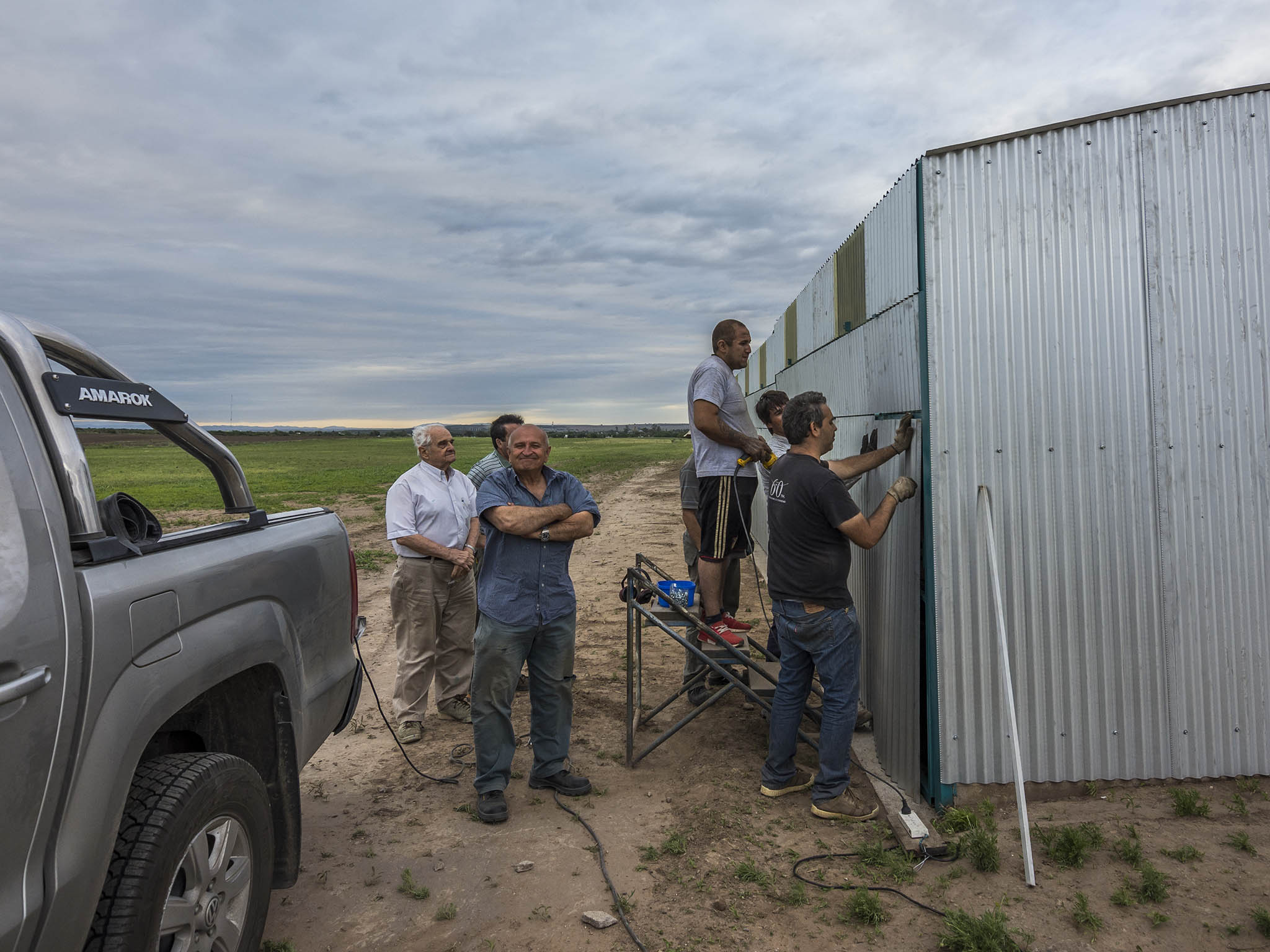 Colocación de la última chapa del hangar