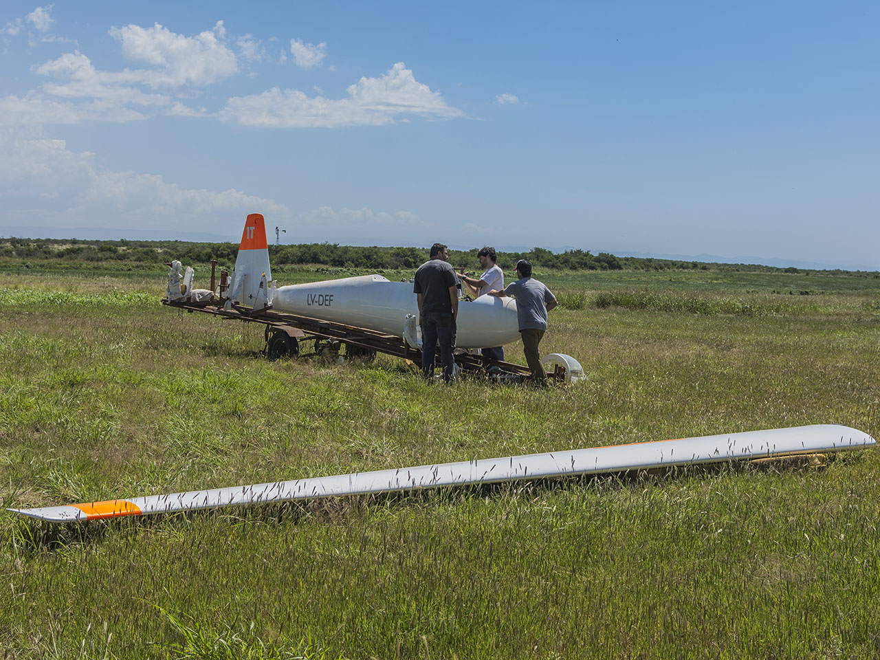 Armando el K-6 en el hangar de planeadores