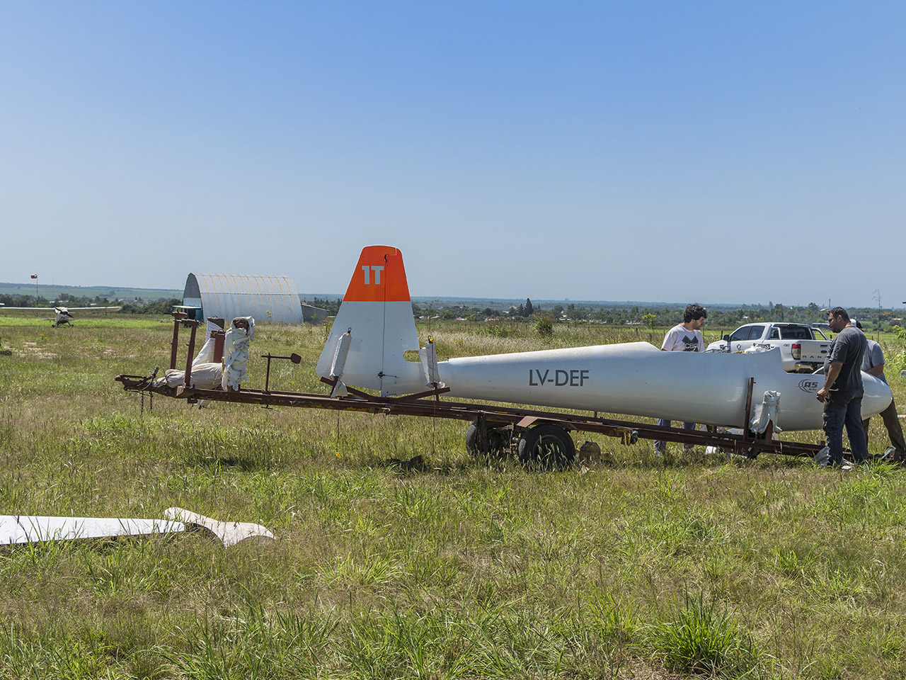Armando el K-6 en el hangar de planeadores