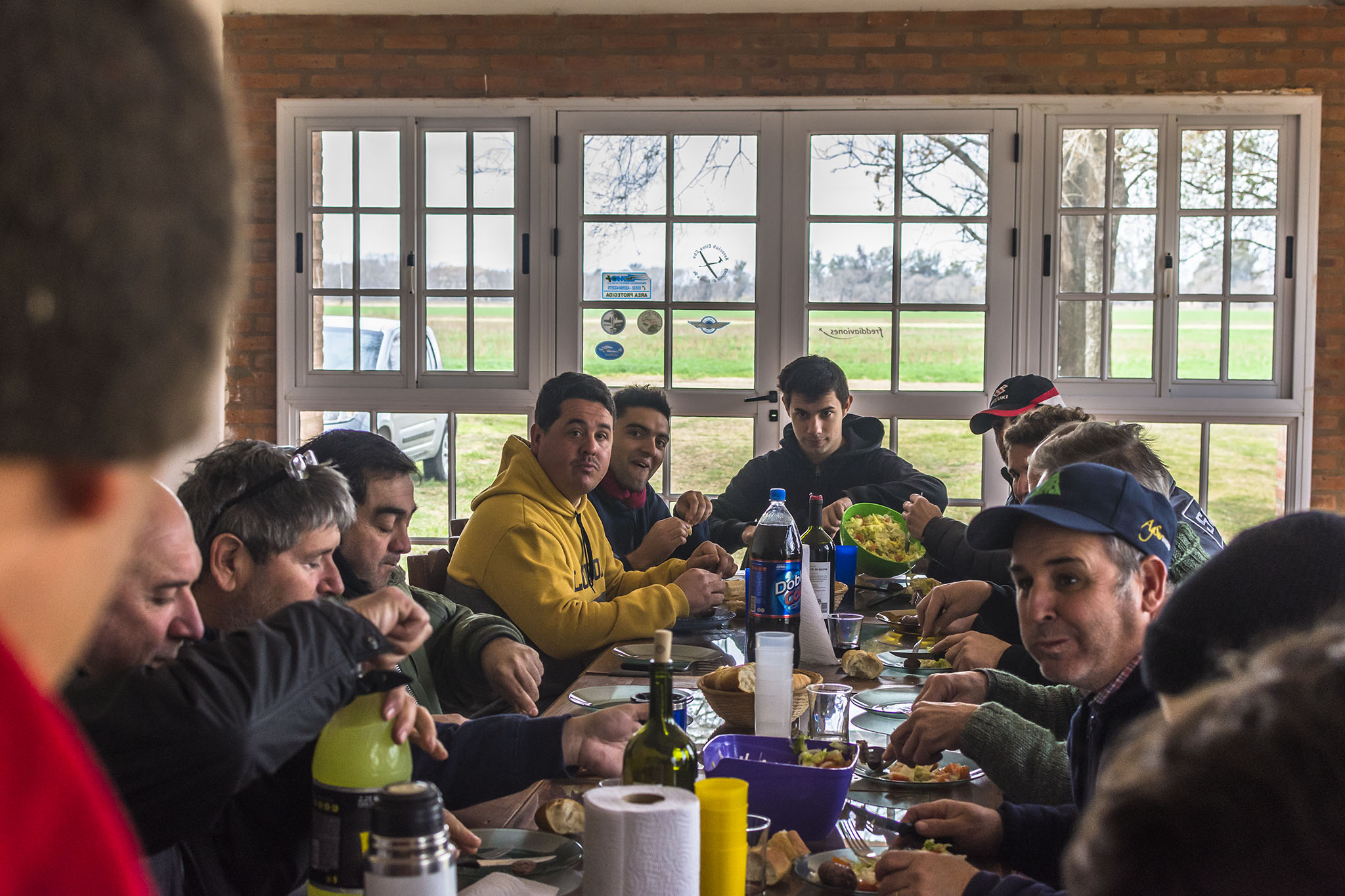 Socios compartiendo la reunión en el Aeroclub Oliva