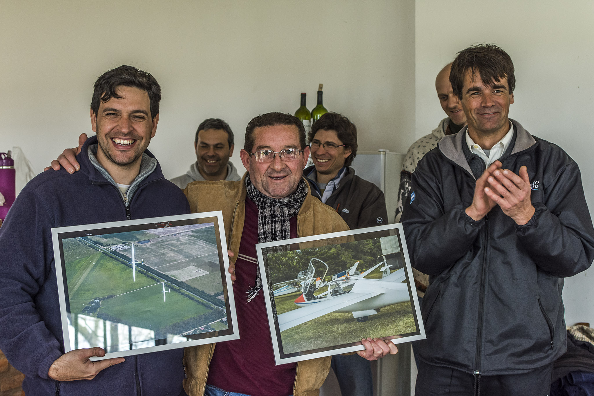 Socios compartiendo la reunión en el Aeroclub Oliva