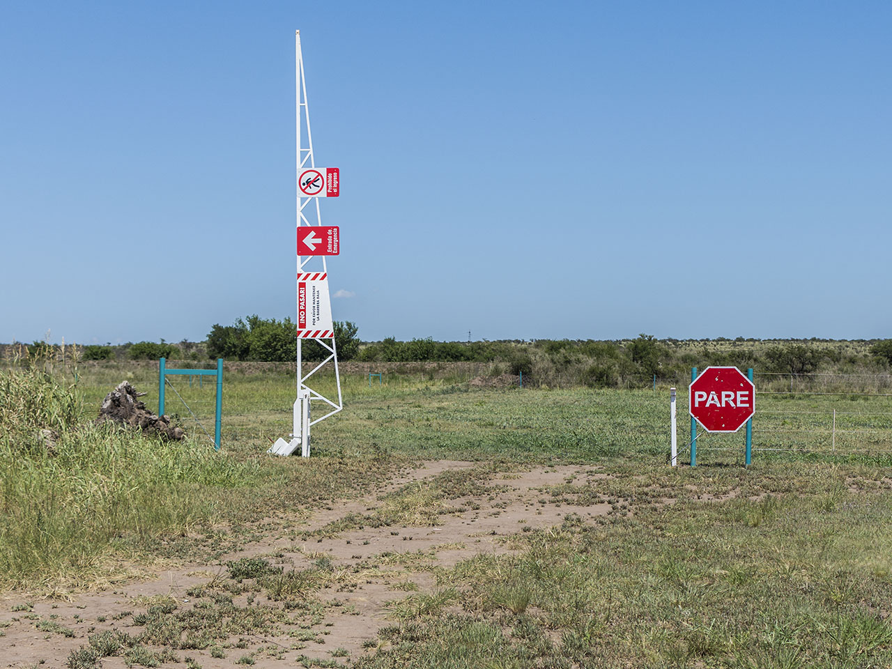 Carteles en la barrera de acceso a la pista
