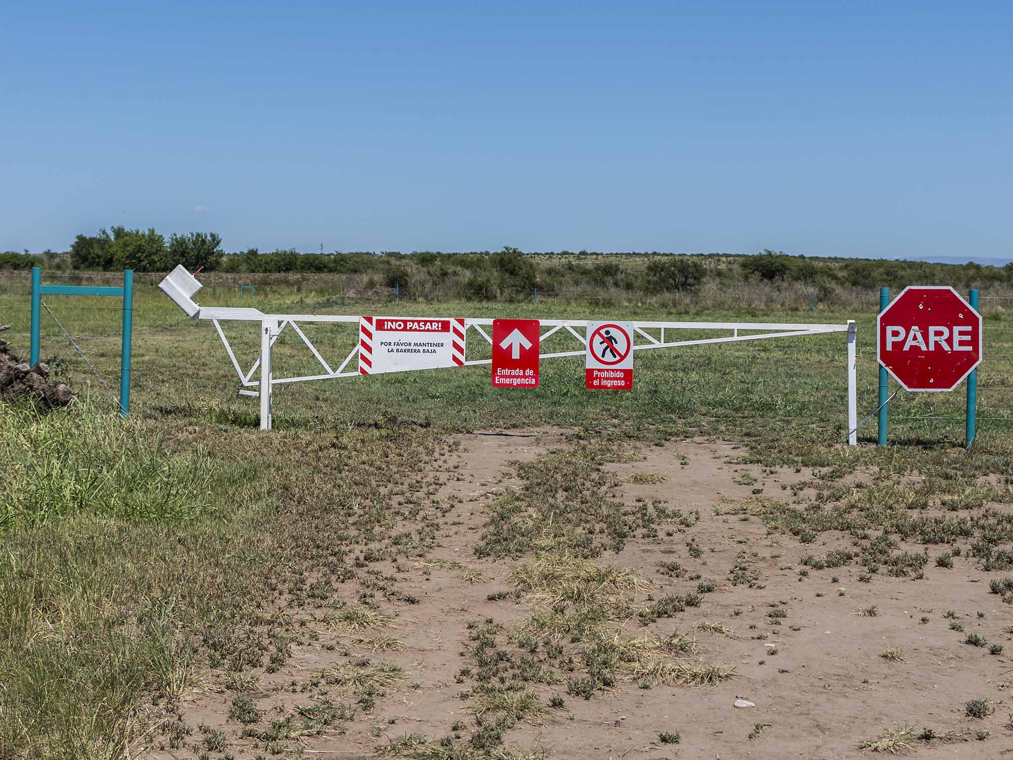 Carteles en la barrera de acceso a la pista