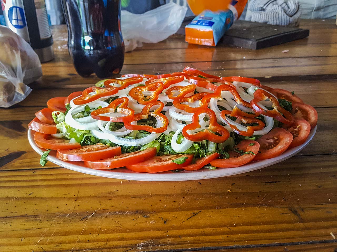 Chef preparando la mesa para los caranchos