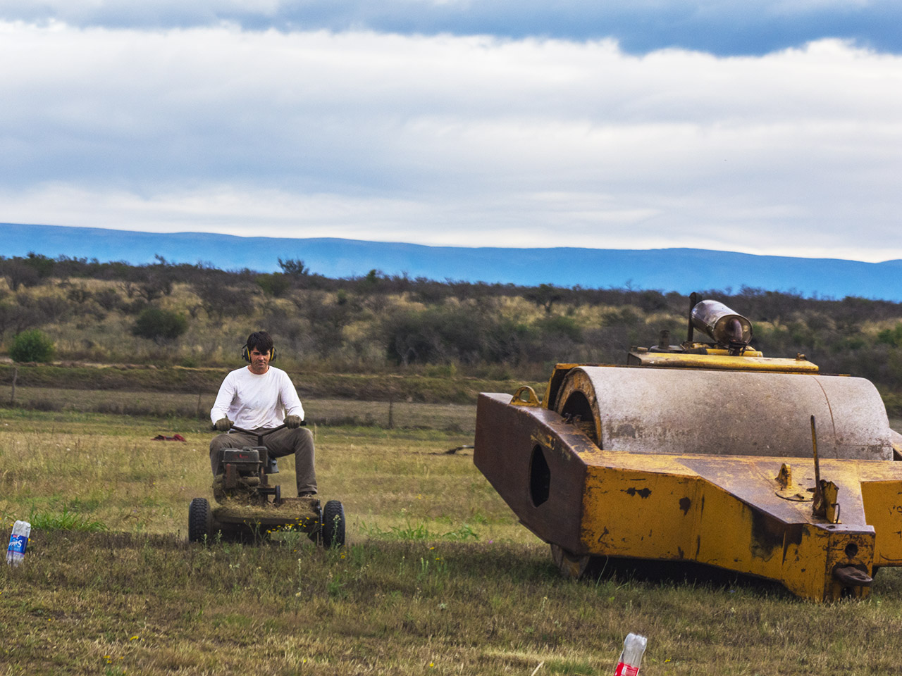 Corte de pasto y mantenimiento de la pista