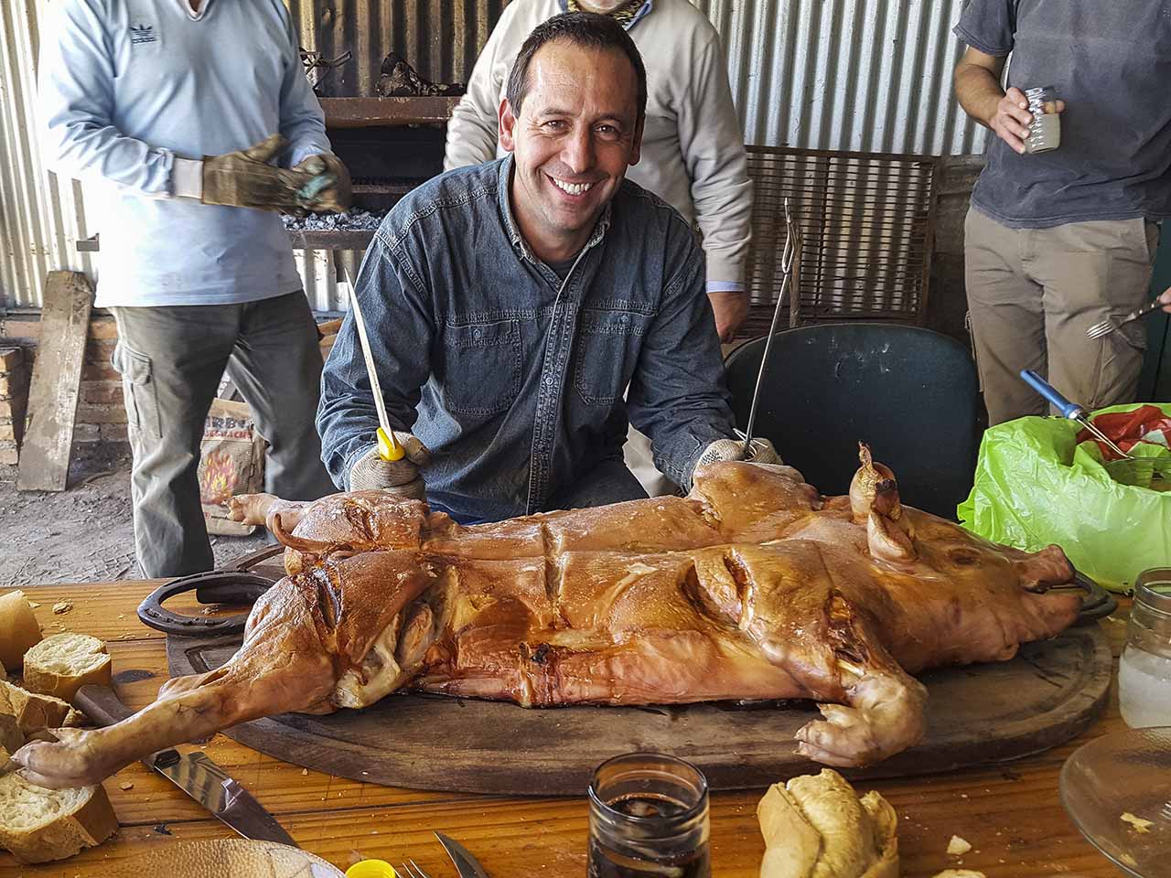 Lechón en la parrilla preparado por los socios