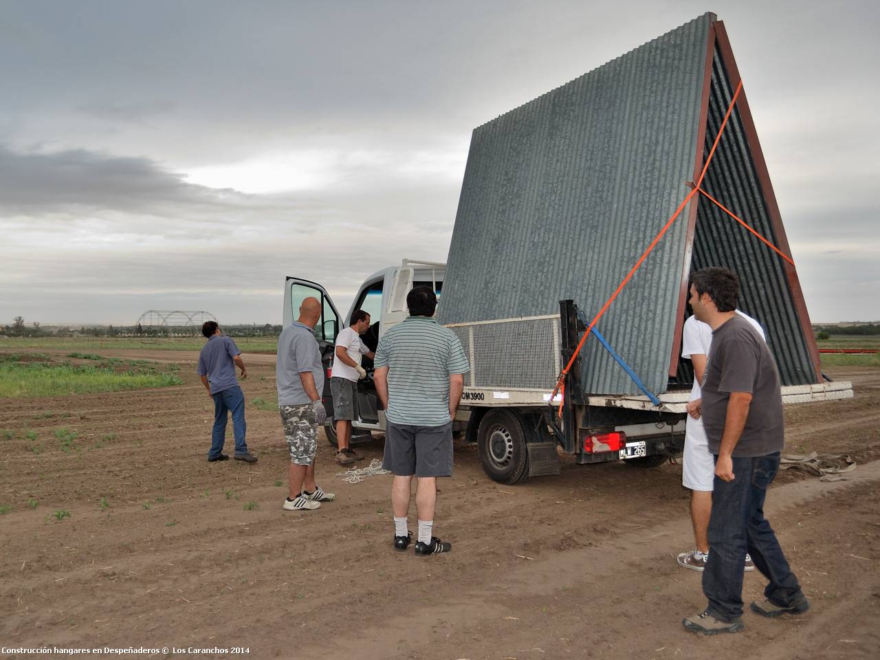 Traslado de puertas del hangar chico