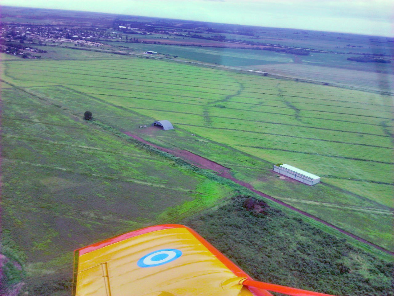 Foto aérea del hangar de aviones con portones terminados