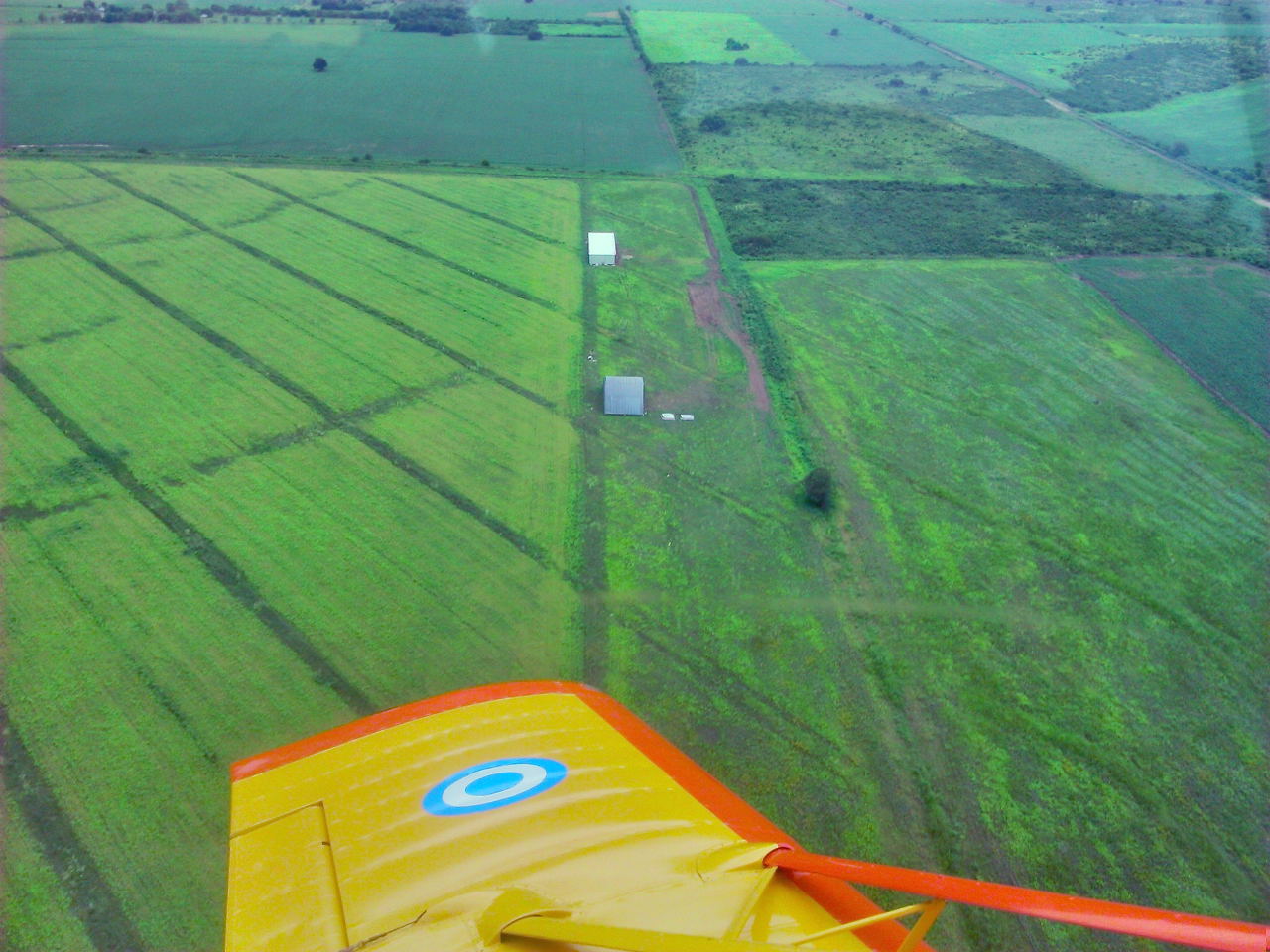 Foto aérea del hangar de aviones con portones terminados