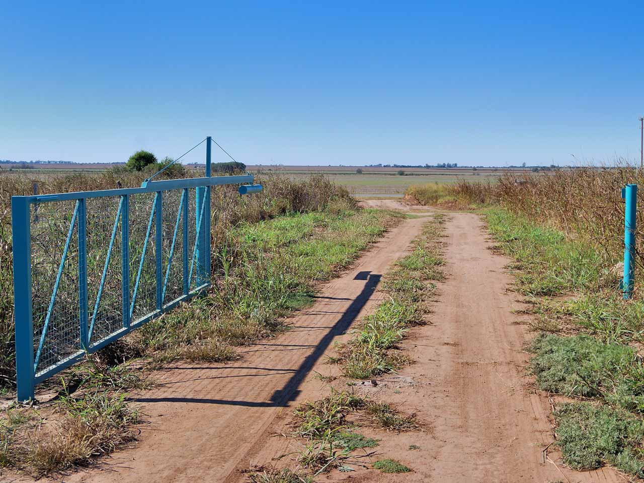 Acceso al club desde la ruta