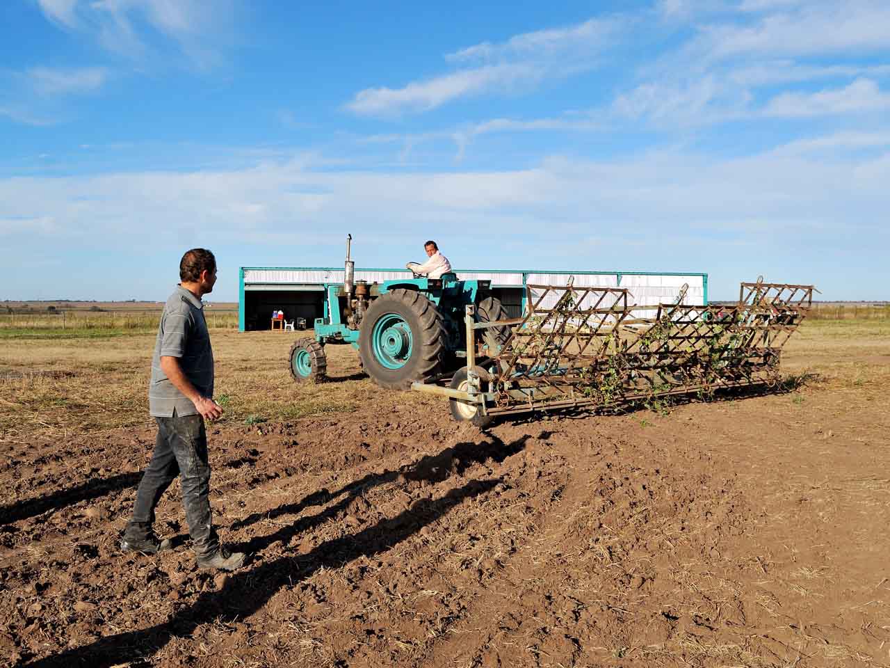 Primer uso de la rastra en el campo de vuelo