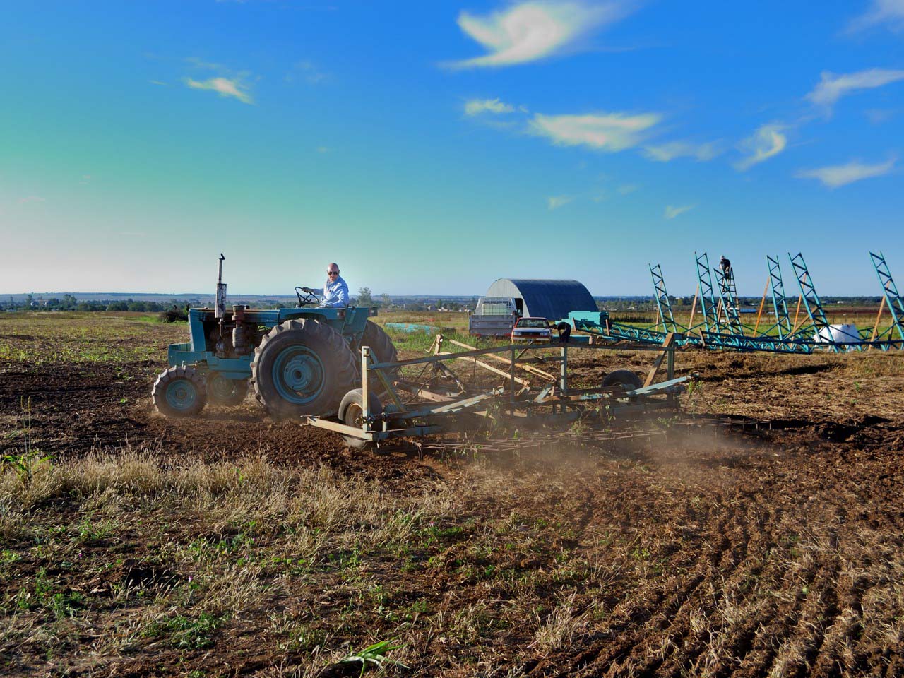 Primer uso de la rastra en el campo de vuelo