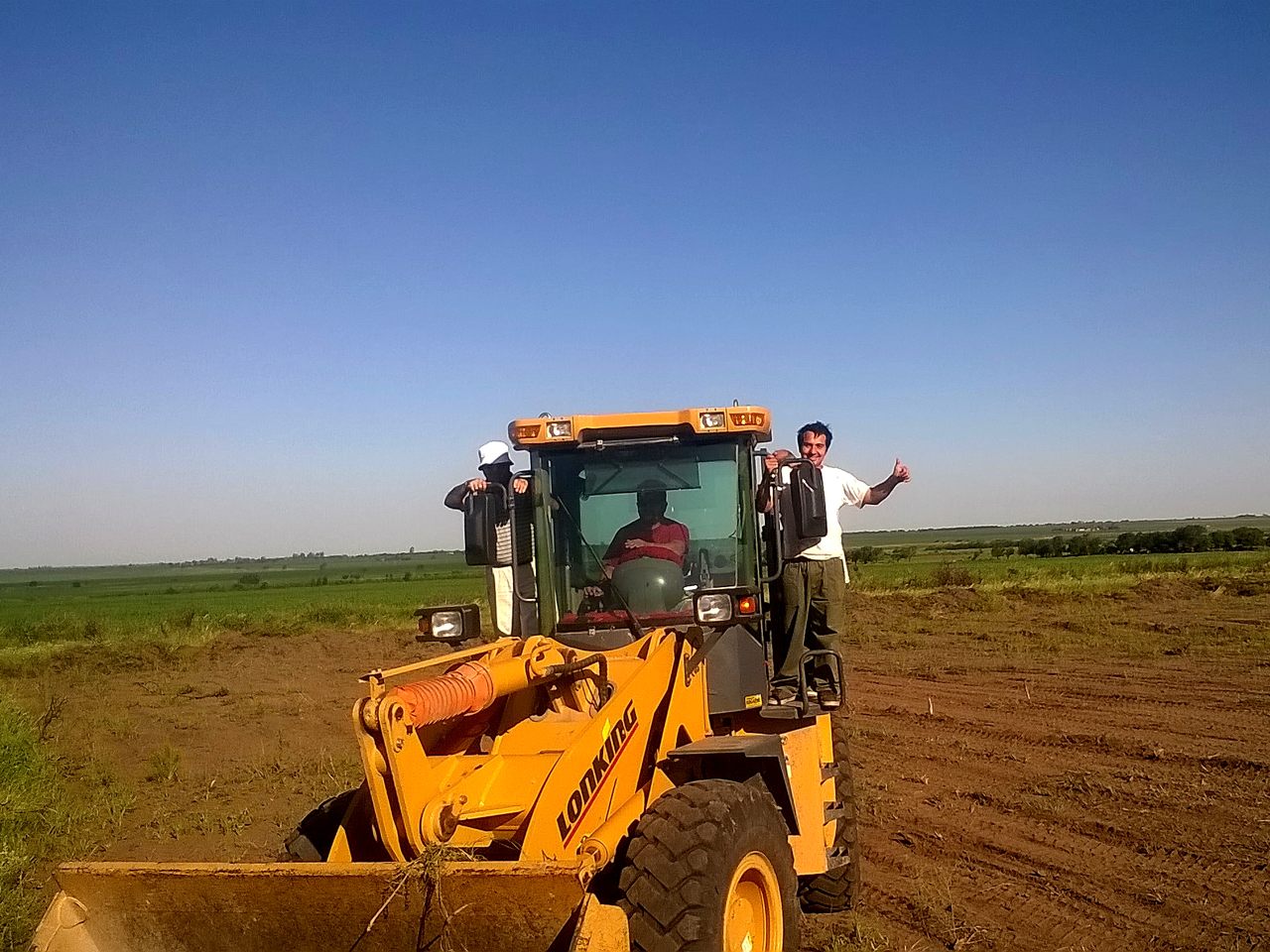 Máquina municipal trabajando en el sector sur de la pista