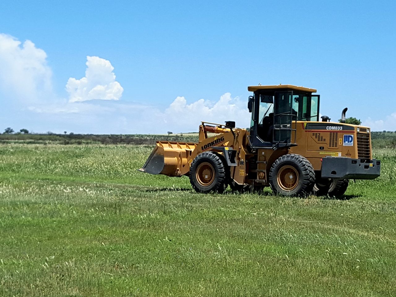 Máquina municipal trabajando en el sector sur de la pista