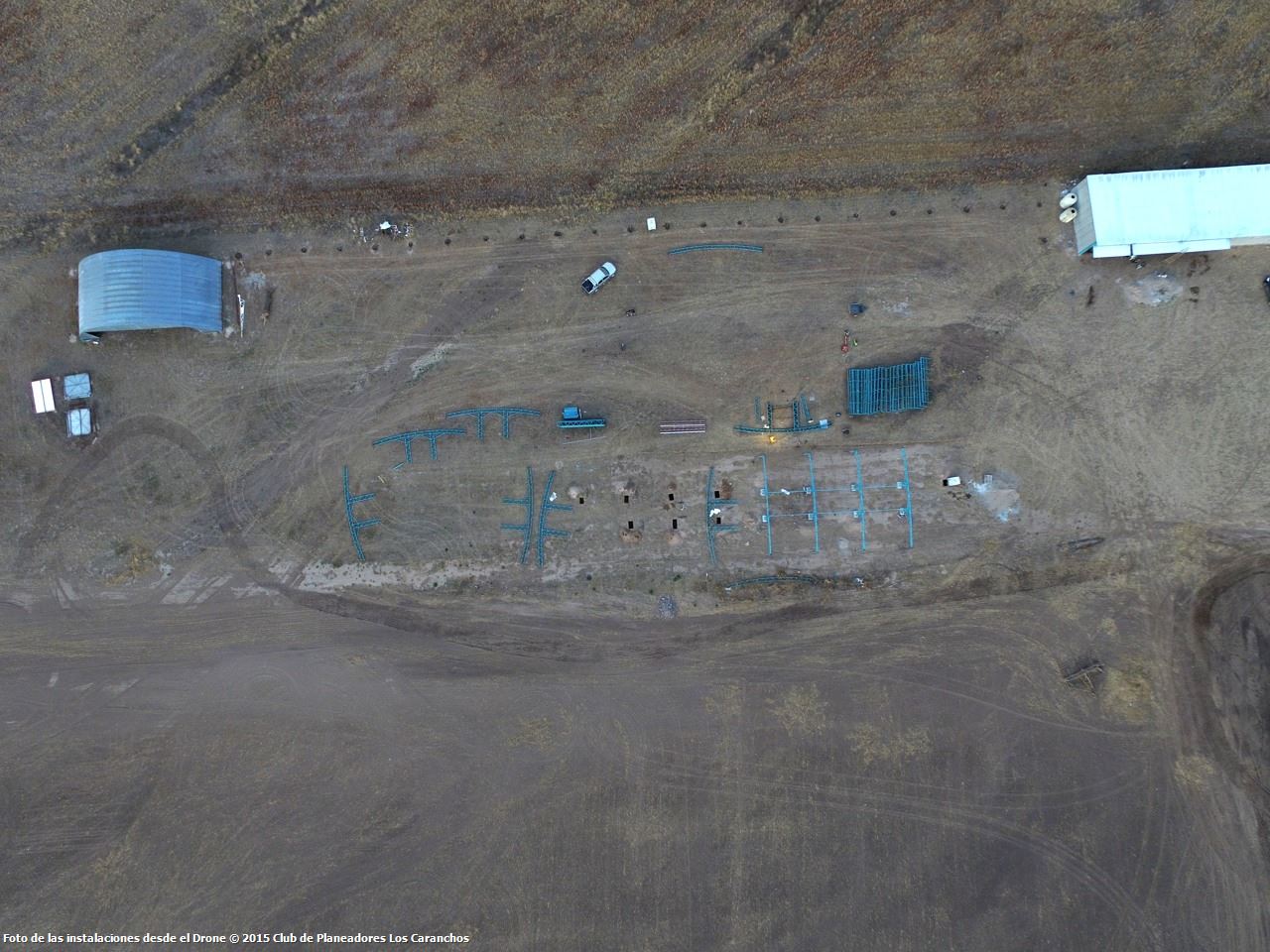 Fotos aéreas con drone mostrando el avance del hangar
