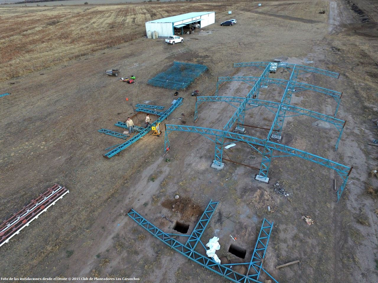 Fotos aéreas con drone mostrando el avance del hangar