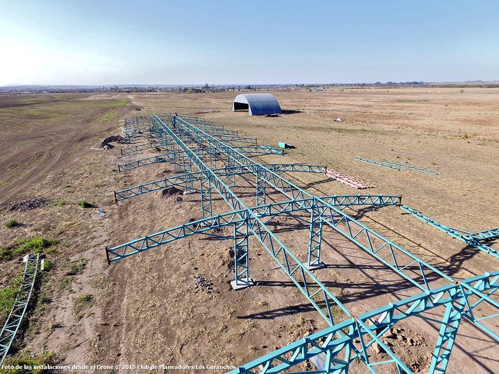 Fotos aéreas con drone mostrando el avance del hangar