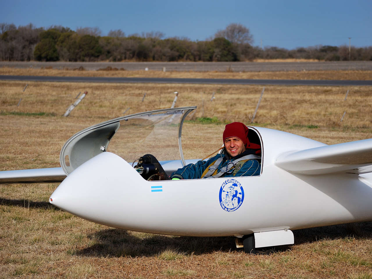 Gabriel Anzil en vuelo en montaña