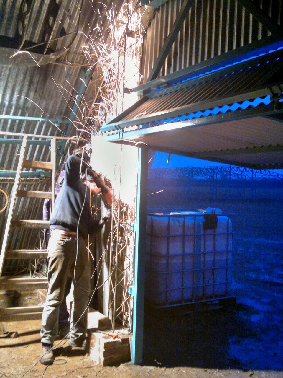 Colocación de puertas del hangar redondo