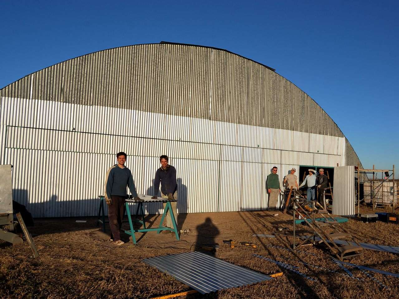 Colocación de puertas del hangar redondo