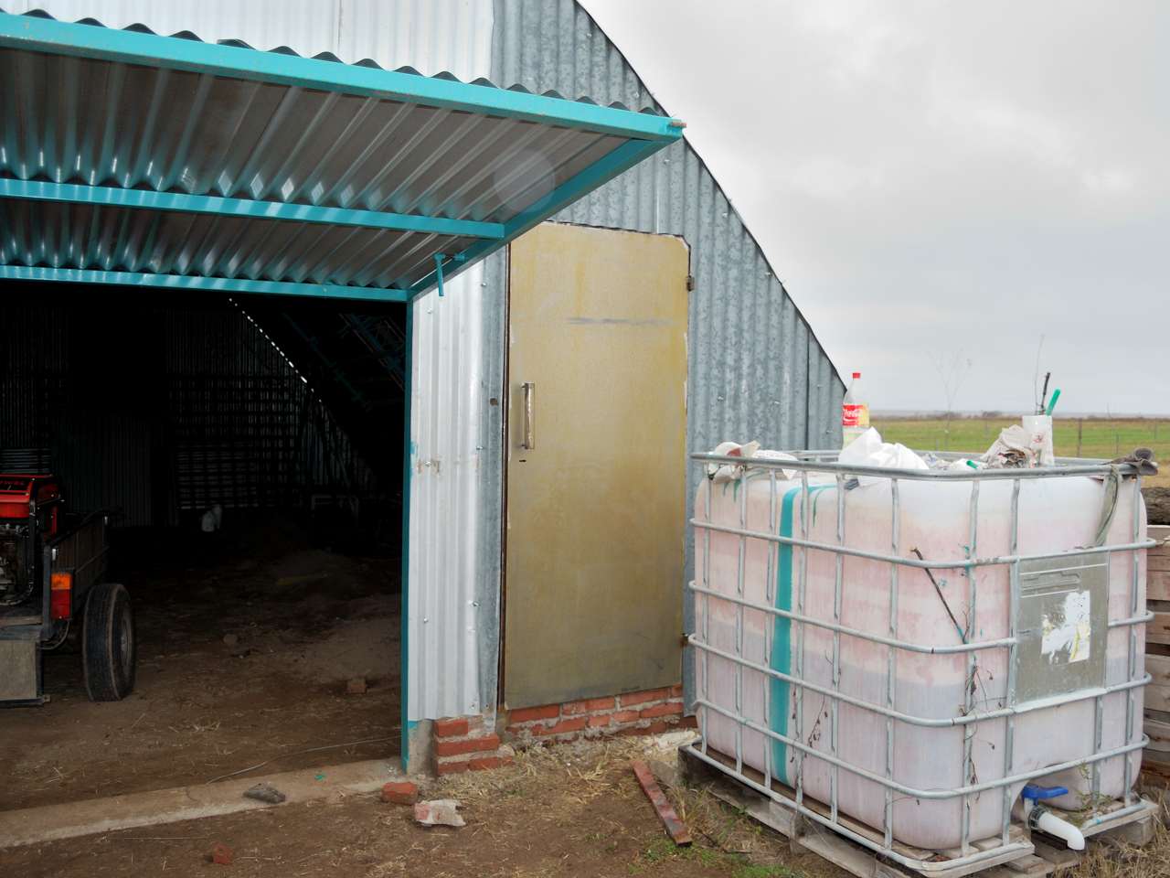 Colocación de puertas del hangar redondo