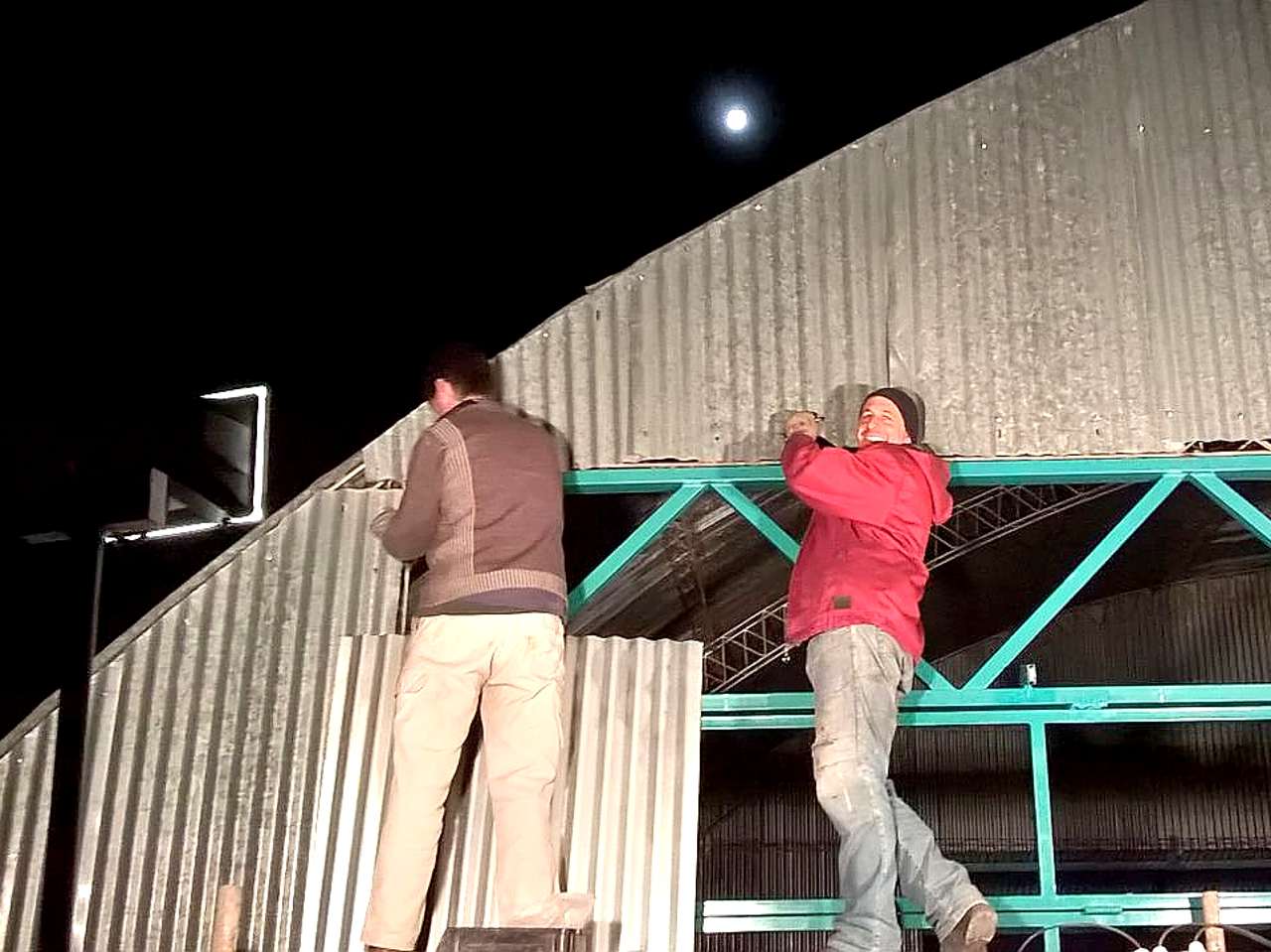Colocación de puertas del hangar redondo