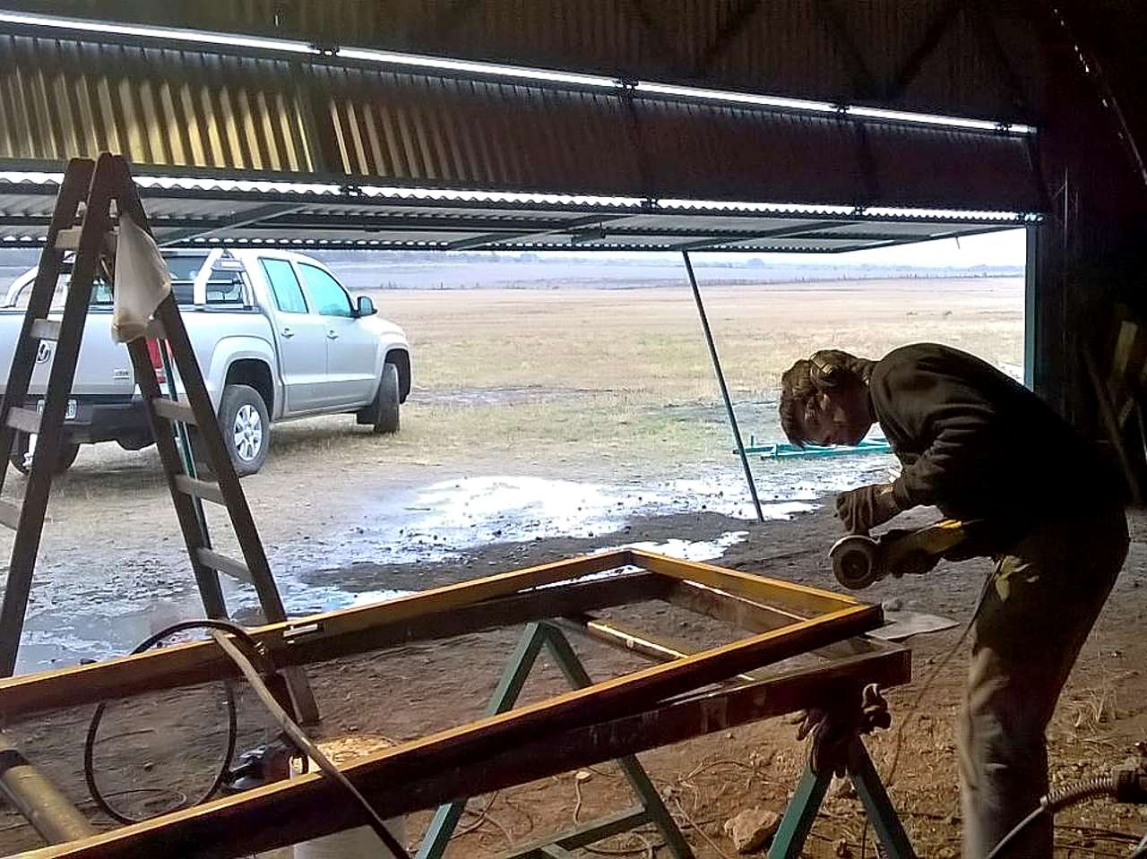 Colocación de puertas del hangar redondo