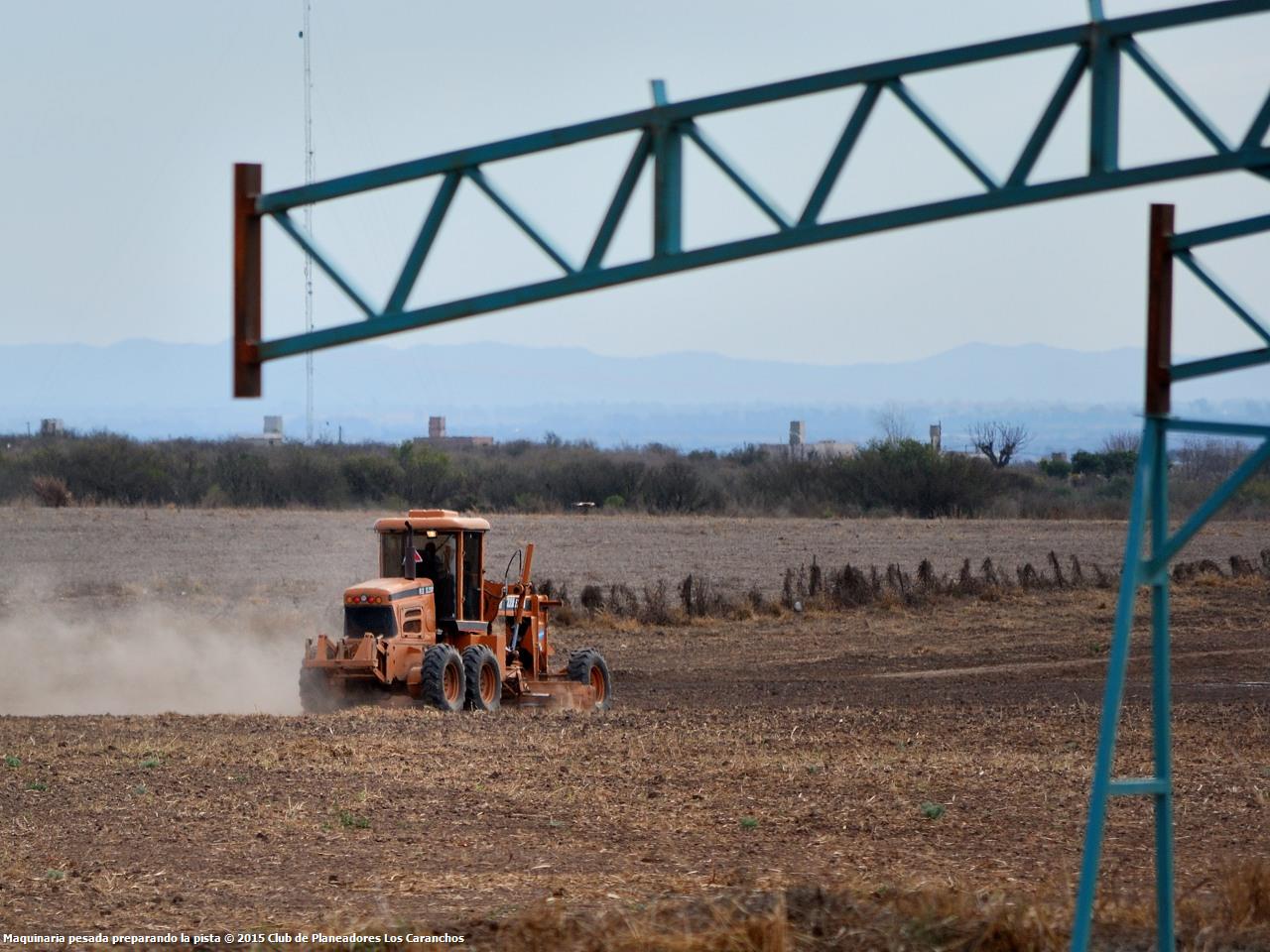 Maquinaria pesada preparando la pista