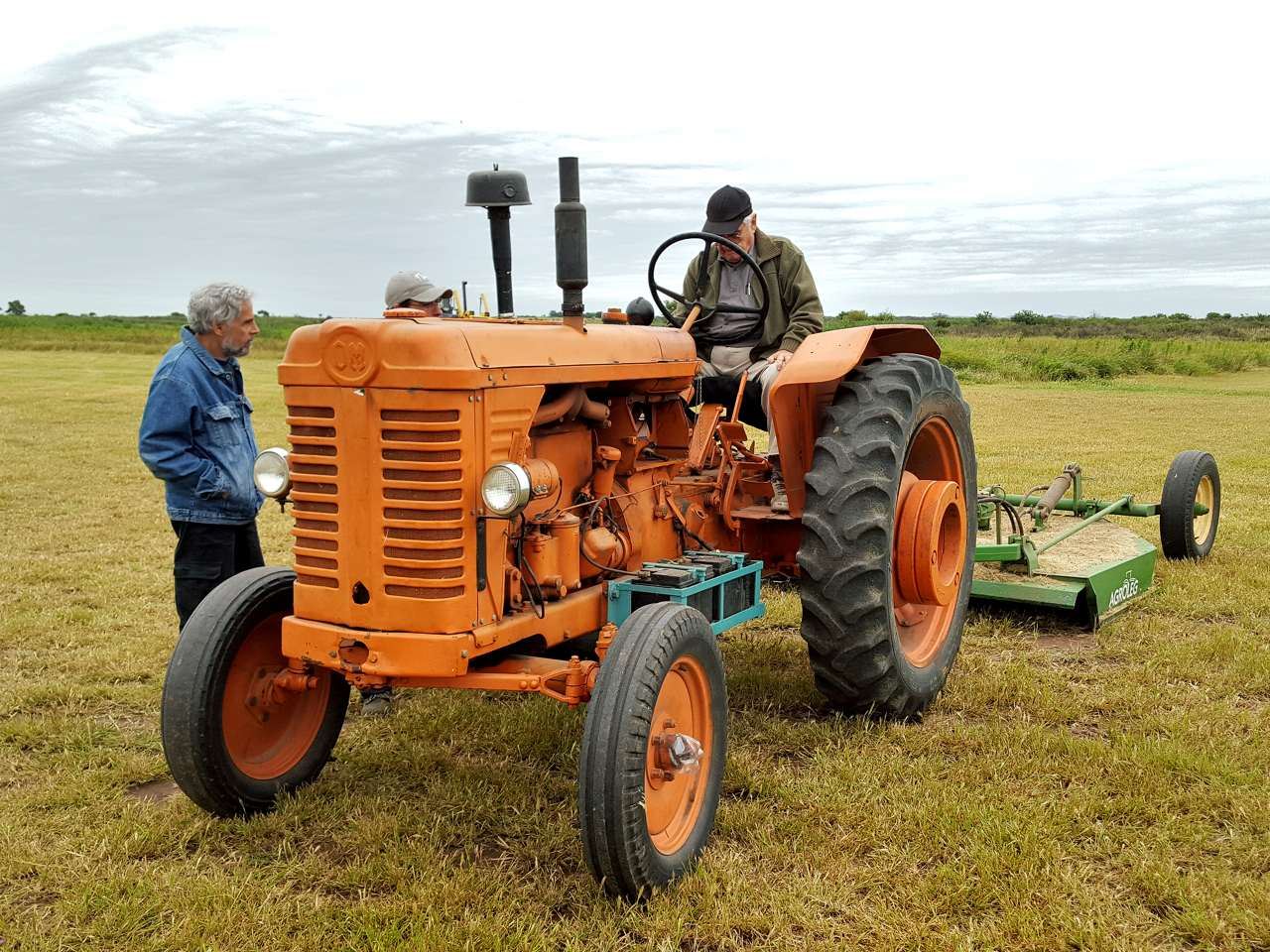 Corte de pasto con el tractor en la pista