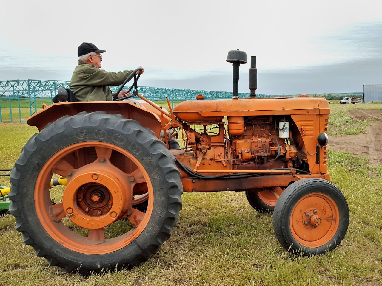 Corte de pasto con el tractor en la pista