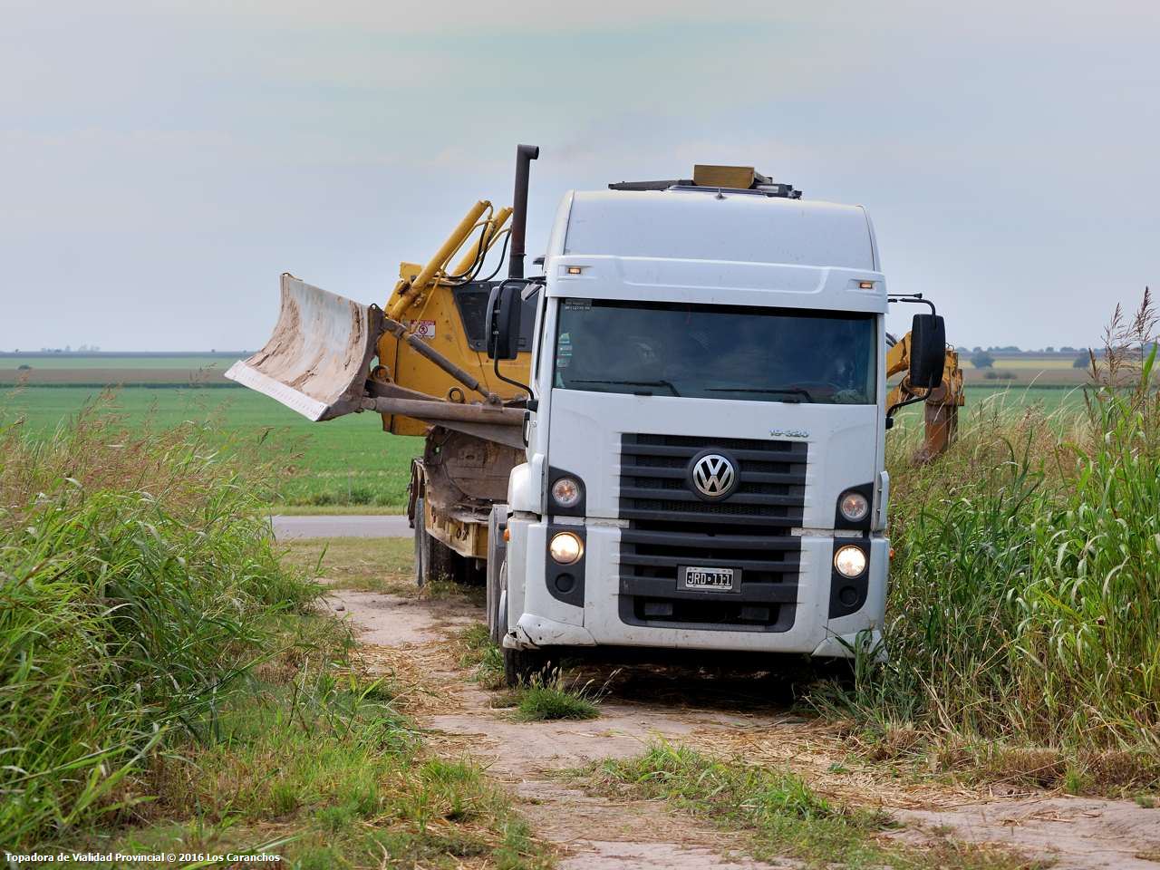Topadora de Vialidad trabajando en la cabecera sur